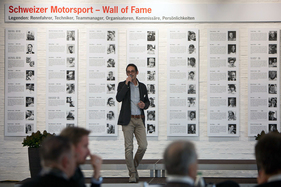 Fredy Alexander Lienhard vor der Wall of Fame Fredy Alexander Lienhard vor der Wall of Fame