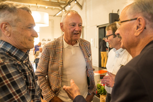 Image: Fredy Lienhard (center) in conversation with Rolf Biland, Louis Christen and Paul Gutjahr (from left) - "autobau" Romanshorn