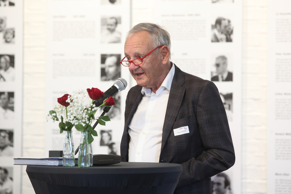 Fredy Lienhard eröffnet die Vernissage mit freundlichen Worten zu Franco Sbarro - Sonderschau Sbarro Concept-Cars in der autobau erlebniswelt 2022