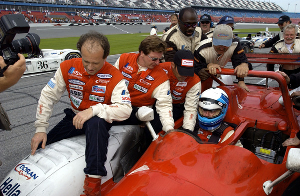 Fredy Lienhard im Cockpit, begleitet von seinem Team anlässlich der 24 Stunden von Daytona im Jahr 2002