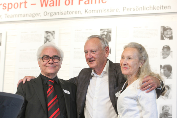 Fredy Lienhard mit dem Ehepaar Sbarro - Sonderschau Sbarro Concept-Cars in der autobau erlebniswelt 2022