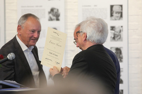 Fredy Lienhard und Franco Sbarro bei der Urkundenübergabe "Wall of Fame" - Sonderschau Sbarro Concept-Cars in der autobau erlebniswelt 2022 Fredy Lienhard und Franco Sbarro bei der Urkundenübergabe "Wall of Fame" - Sonderschau Sbarro Concept-Cars in der autobau erlebniswelt 2022