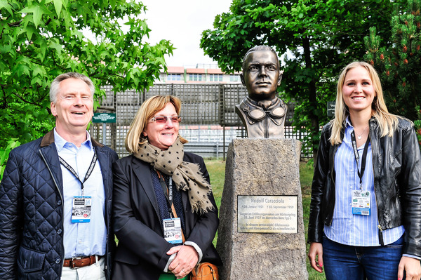 Freude an der enthüllten Büste Rudi Caracciolas - Nürburgring Classic 2017