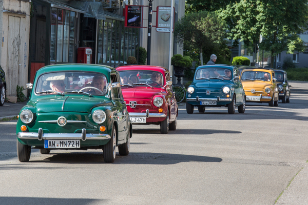 Freudige Gesichter bei der Ausfahrt - Treffen der Fiat-600-Freunde 2023