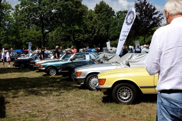 Freunde der Mercedes-Benz-Baureihe 107 kamen auch zahlreich nach Düsseldorf – Classic Days Düsseldorf 2022