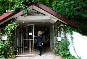 Freundlich empfangen beim Eingang durch Hausherrin Dr. Sabantina - Autoskulpturenpark Neandertal