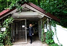 Freundlich empfangen beim Eingang durch Hausherrin Dr. Sabantina - Autoskulpturenpark Neandertal