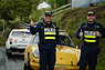 Freundliche und Oldtimer-interessierte Polizisten (© Equis Rallyes Costa Rica, 2021) Freundliche und Oldtimer-interessierte Polizisten (© Equis Rallyes Costa Rica, 2021)
