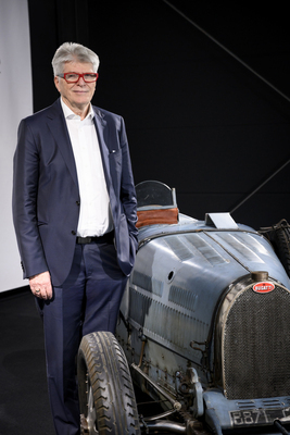 Friedhelm Loh neben seinem Lieblingsstück: dem unrestaurierten Bugatti 35B, der 1929 den Grossen Preis von Monaco gewonnen hat