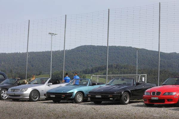 Friedlich vereint - Cabriolet der Youngtimer- und Oldtimergenerationen - BMW Z3, 2x Triumph TR7 und Mercedes-Benz SLK - 6. Lägern Classic 2023