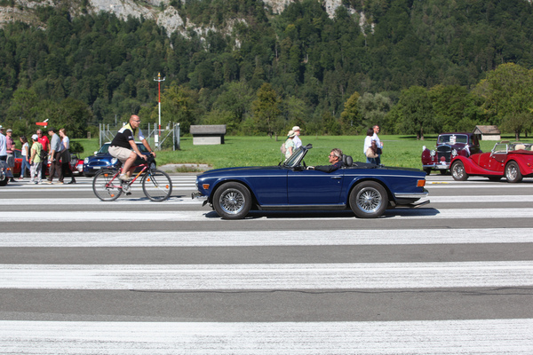 Friedliche Koexistenz - Fahrradfahrer und Triumph TR6 - British Car Meeting (BCM) Mollis 2022