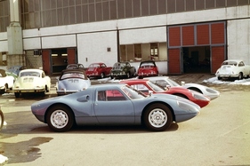 Frisch fertiggestellte Porsche 904 Carrera GTS in den Farben Blau, Rot und Weiss im Jahr 1963 im Hof von Werk 1 zwischen neuen 356 C