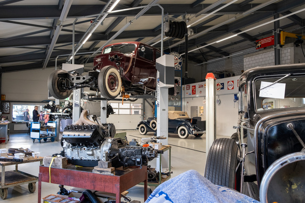 Frisch restauriertes Fahrgestell des Packard Super Eight auf der Bühne – 8. Autos von Dazumal 2023