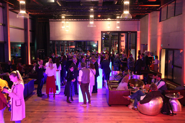 Fröhliche Stimmung im grossen Event-Raum der Autohalle