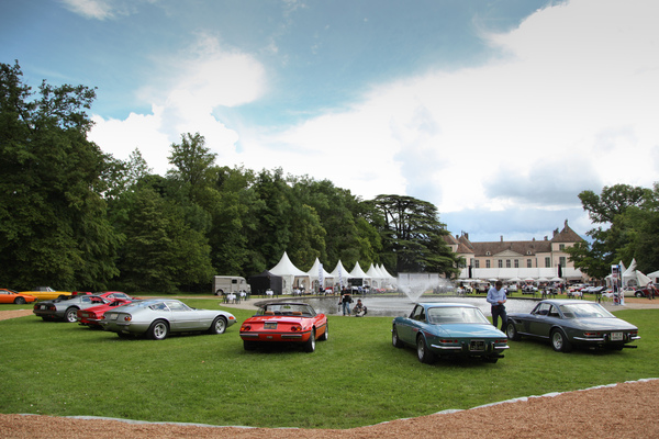 Front- und Mittelmotor-Ferrari-Sportwagen im Halbmond - Concours d'Elégance Suisse 2016
