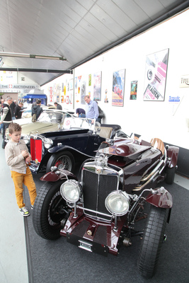 Früh übt sich ... der Wagen, ein MG NE/NA, stammt aus einem anderen Jahrhundert als der Interessent - Versteigerung Oldtimer Galerie in Toffen am 26. November 2016