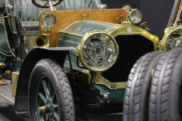 Frühe Automobil-Technik in Messing und Gummi – Rétromobile Paris 2025