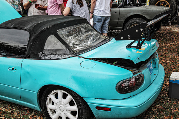 Frühe Mazda MX-5 sind in der Lemon-Szene beliebte Opfer ausufernd kreativer Sinnlosigkeiten. Hier ziert ein Hightech-Heckflügel einen völlig zerbombten Miata, ...