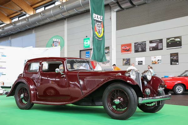 Frühe SS-Limousine mit zwei Türen auf dem Jaguar-Clubstand - Klassikwelt Bodensee 2024
