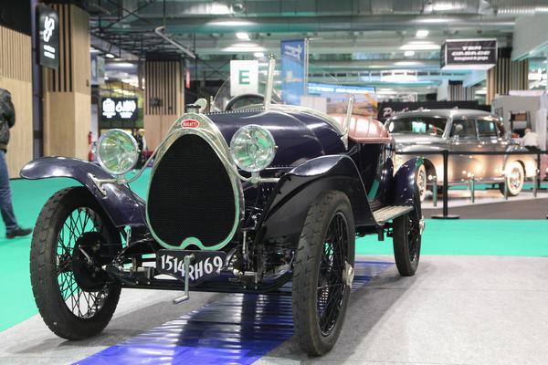 Früher Bugatti auf einem Clubstand - Rétromobile Paris 2022