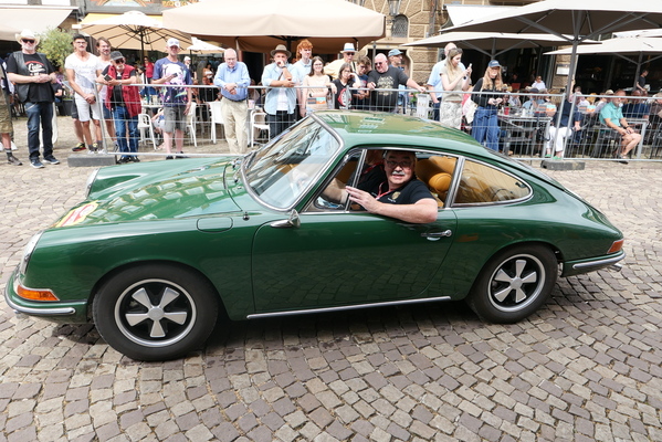 Früher Porsche 911 in Irischgrün bei der Zielankunft am Einbecker Marktplatz – Einbecker Oldtimertage 2025