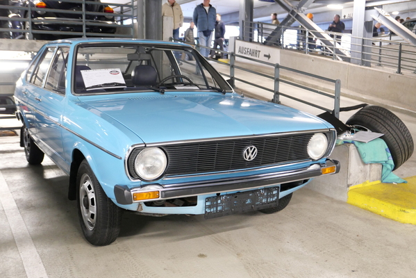 Früher und sehr seltener Passat L von 1976; mit neuem TÜV angeboten für 10'500 Euro – Bremen Classic Motorshow 2025