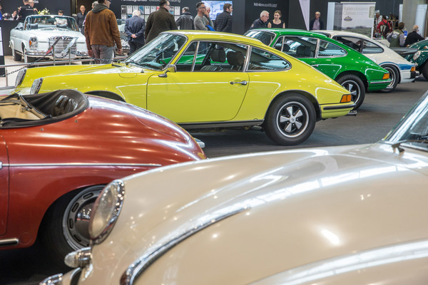 Früher waren die Porsche 911 noch in knalligen Farben lackiert - Retro Classics Stuttgart 2020