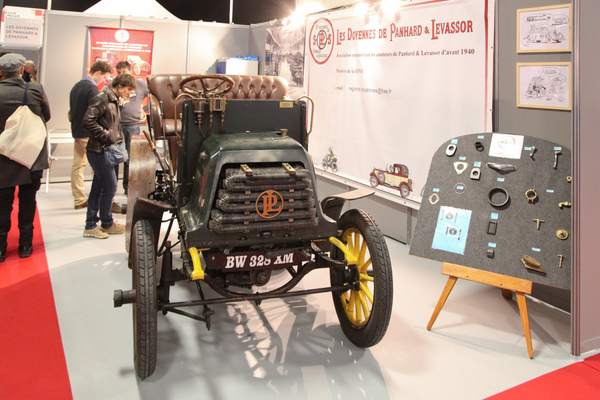 Frühes Automobil auf dem Panhard et Levassor Clubstand - Rétromobile Paris 2017