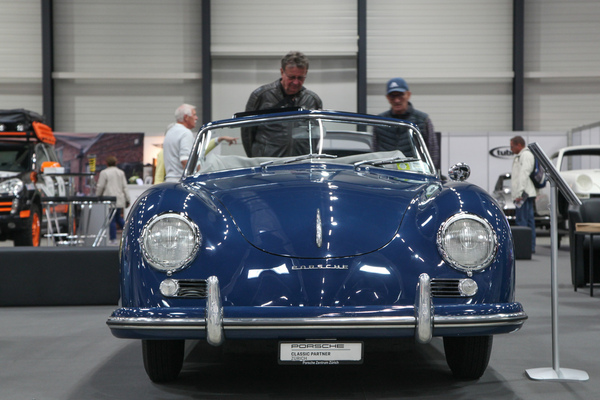 Frühes Porsche 356 Cabriolet auf dem Stand von Porsche Classics Zürich - Swiss Classic World Luzern 2021