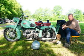 Frühstück mit dem „Grünen Elefanten“. Der stolze Besitzer des restaurierten Zündapp-KS-601-Gespanns stärkt sich nach der Anreise. – Bockhorner Oldtimermarkt 2025