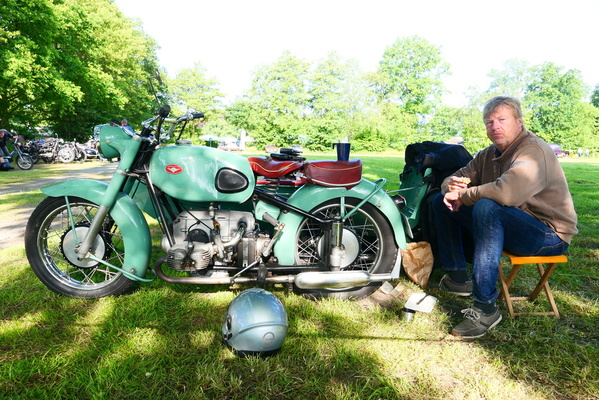 Bild Frühstück mit dem „Grünen Elefanten“. Der stolze Besitzer des restaurierten Zündapp-KS-601-Gespanns stärkt sich nach der Anreise. – Bockhorner Oldtimermarkt 2025