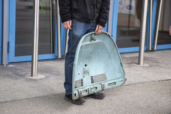 Bild Fündig geworden: Messebesucher mit Käfer-Motorhaube – Swiss RetroMecanika 2023