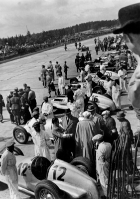 Fünf Mercedes-Benz W125 - Grosser Preis von Deutschland auf dem Nürburgring (1937)