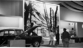 Fünf vor Zwölf - Die winterlichte Stimmung auf der grossen Photomontage bei Citroënwiderspricht dem freundlichen Wetter - Genfer Autosalon 1960