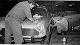 Fünf vor Zwölf - Fleissige Hände lassen den Simca in Hochglanz erstrahlen - Genfer Autosalon 1960