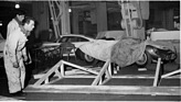 Fünf vor Zwölf - Handwerker zimmern ein Holzgestell für den noch wartenden Aston Martin DBR - Genfer Autosalon 1960