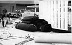 Fünf vor Zwölf - In rauhen Mengen stehen Teppichrollen Metalldraht, Holzverschalungen und Leuchter bereit ... - Genfer Autosalon 1960