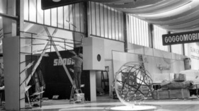 Fünf vor Zwölf - Noch steht das Kugelgerippe auf dem Skoda-Stand einsam da ... - Genfer Autosalon 1960