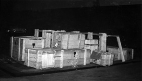Fünf vor Zwölf - Ungeöffnete Kisten auf dem Lancia-Stand - ob das die Verpflegung ist? - Genfer Autosalon 1960