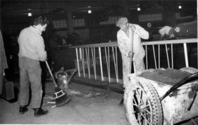 Fünf vor Zwölf - Wenn alles bereit ist, treten die Besenspezialisten in Funktion - Genfer Autosalon 1960