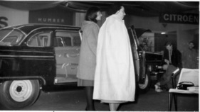 Fünf vor Zwölf - die pompöse Tschaika-Limousine wird von ernsten Russinen sorgsam gehütet - Genfer Autosalon 1960