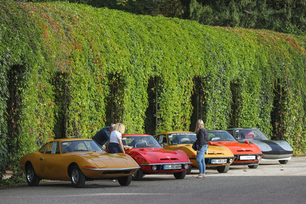 Fünfmal Opel GT, links der Prototyp, rechts der Elektro-Sportwagen - 21. Classic-Gala Schwetzingen 2025
