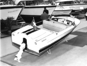 Für Bootsfreunde ist die Nautik-Ausstellung ein Anziehungspunkt - hier ein Spiboat - Genfer Autosalon 1967