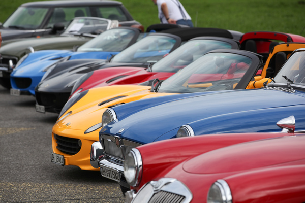 Für Farbe sorgen nicht nur die alten MG sondern auch die neuen Lotus - British Car Meeting Mollis 2017