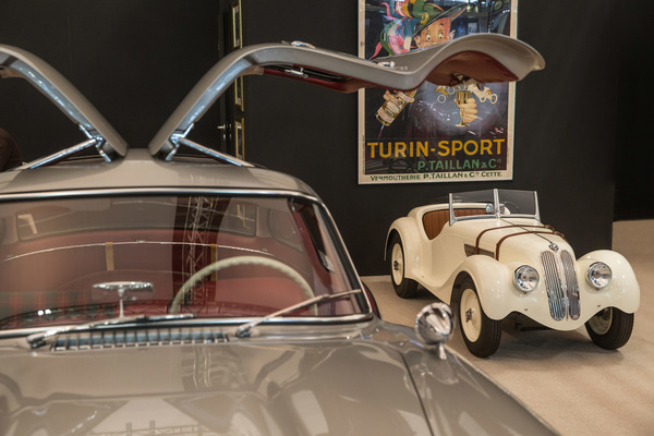Für Kind und Papa - kleiner BMW 328, grosser Mercedes-Benz 300 SL Flügeltürer - Rétromobile Paris 2020