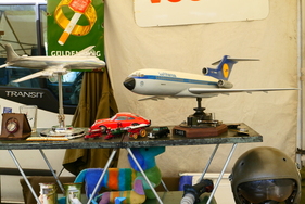 Für Liebhaber der Fliegerei bot dieser Stand einiges. – Bockhorner Oldtimermarkt 2025