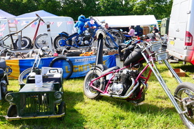 Für Liebhaber mit verspielter Ader: Chopper mit Honda-Vierzylinder in den coolen Farben der 70er Jahre und ein Jeep als Tretauto. Das Krümelmonster ist ganz hin und weg. – Bockhorner Oldtimermarkt 2025