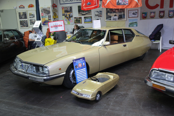 Für Papa und Sohn - zweimal Citroën SM - gesehen an der Techno Classica 2016
