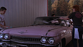 Für den Cadillac ist die Autowäsche ja etwas Gutes, aber die Ganoven lauern bereits ... - im Film "Pink Cadillac" von 1989