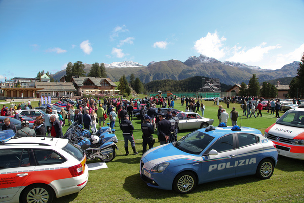 Für den Corso gab es ein starkes Polizeiaufgebot als Begleitung - Passione Engadina 2018